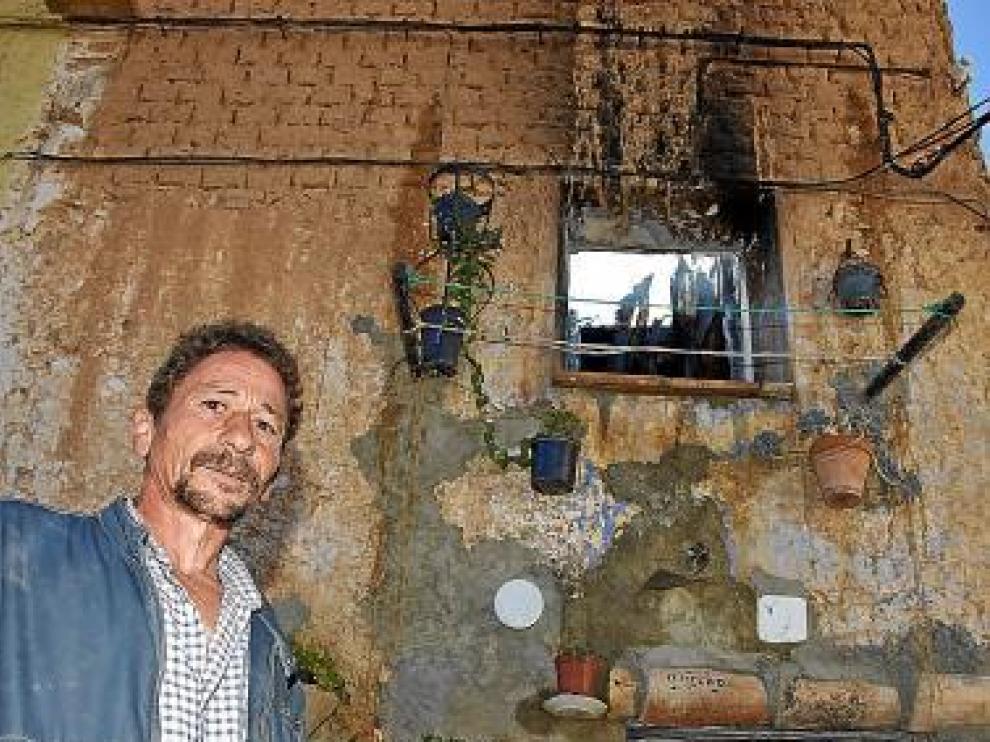 Emilio Bausa, inquilino de la vivienda que se quemó, ayer.