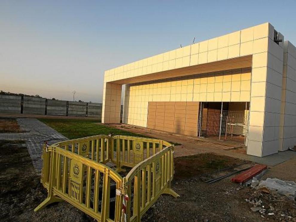 El exterior de edificio del crematorio de Huesca está recubierto con cerámica blanca.