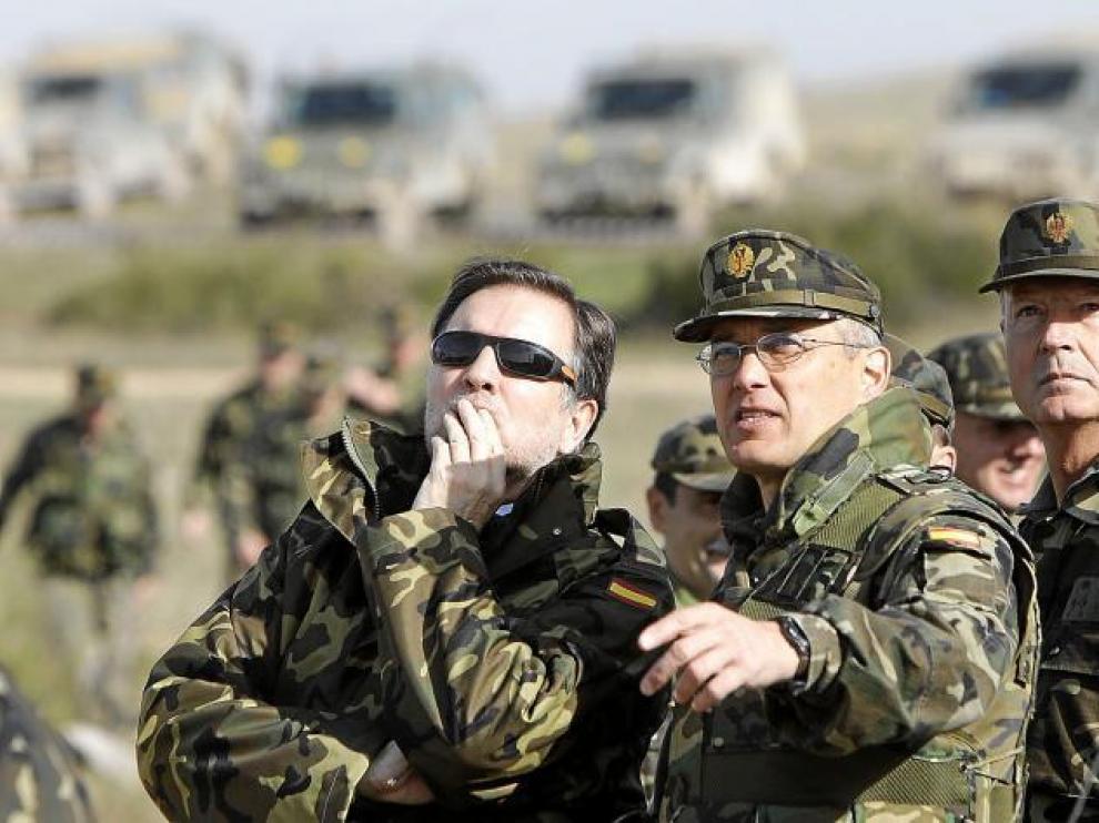 El presidente Marcelino Iglesias, con indumentaria militar, en una visita al zaragozano campo de maniobras de San Gregorio.