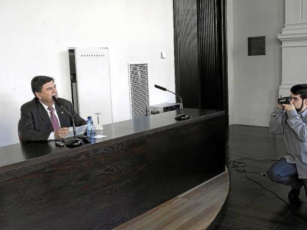 El rector, Manuel López, la pasada semana durante una rueda de prensa en el Paraninfo