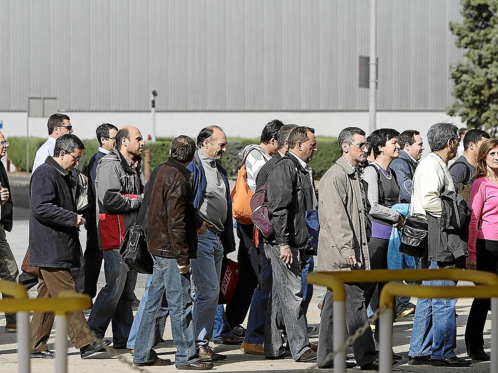 Imagen del pasado viernes del cambio de turno de los trabajadores de la planta de General Motors en Figueruelas