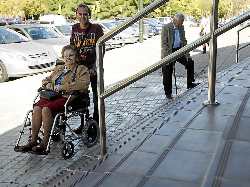Manuel Izaguerri, con su madre, Gloria, frente a las escaleras del pabellón. Detrás, su padre