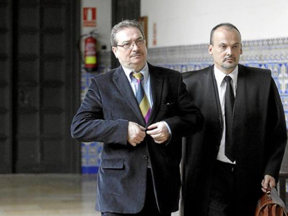 El procesado, a la izquierda, junto a su abogado, momentos antes de iniciarse el juicio en la Audiencia.