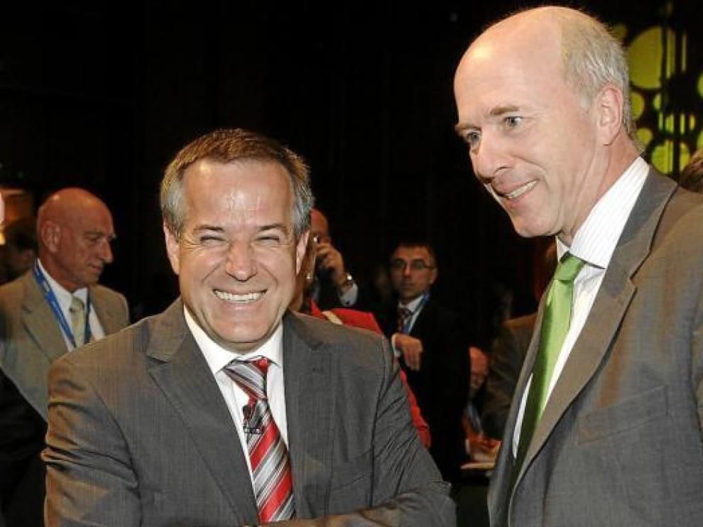 Siegfried Wolf, de Magna, habla con Carl Peter Forster, de GM Europa, en el Foro del Automóvil en Graz.