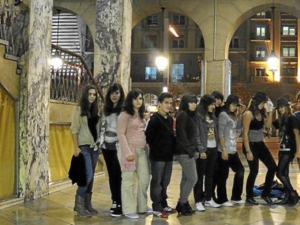 Un grupo de amigos, tras salir de ver ayer en el cine Palafox de Zaragoza el documental sobre Michael Jackson 'This is it'.