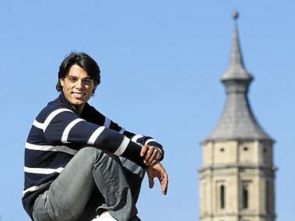 Juan, encima de la bola del mundo. La de la plaza del Pilar.