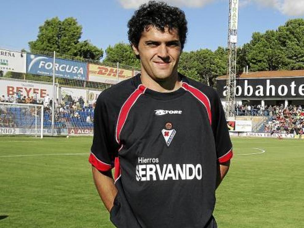 Carmelo, en una imagen capturada el pasado curso en El Alcoraz cuando defendía la camiseta del Éibar.