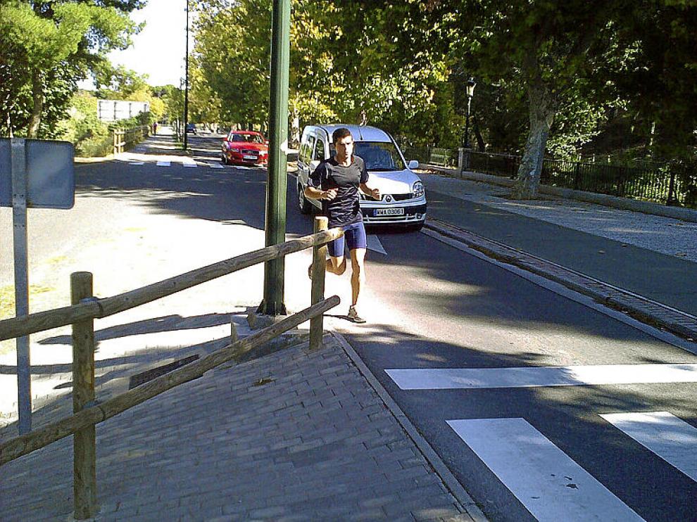 Un corredor invade la calzada para continuar su camino