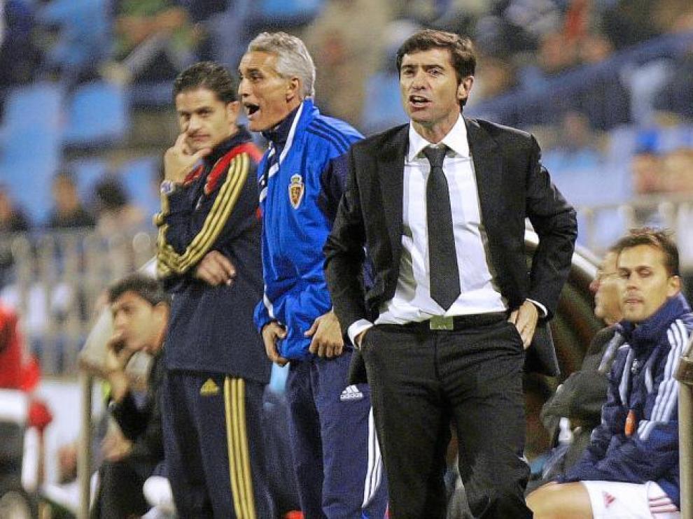 Marcelino y su segundo, Rubén Uría, en un momento del partido de ayer frente al Málaga.
