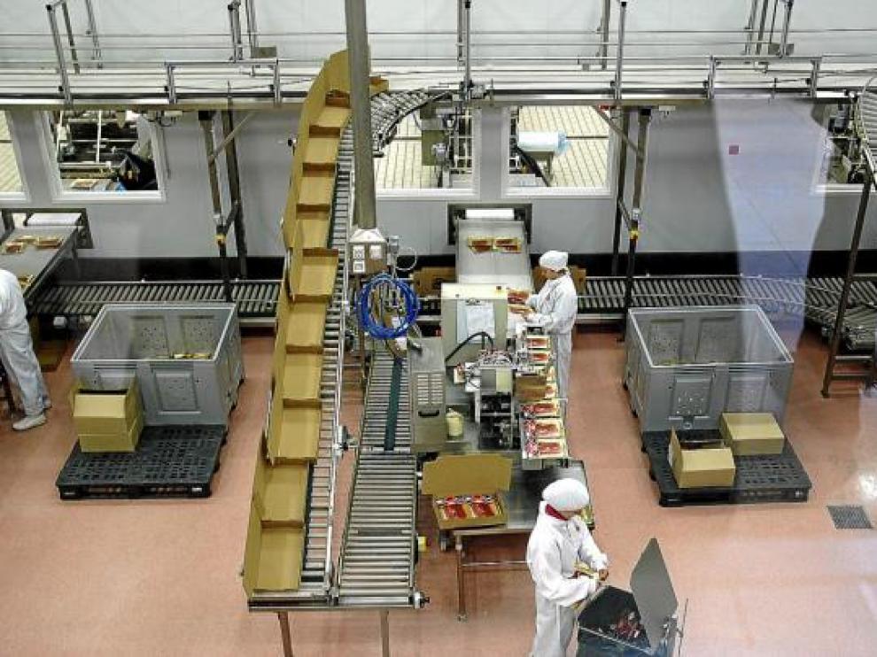 La mayor parte del empleo de la planta de loncheado de Espuña en Utrillas, en la foto, es femenino.