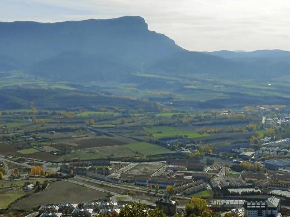 Vista de la zona norte del sector Levante desde Rapitán con la peña Oroel al fondo.
