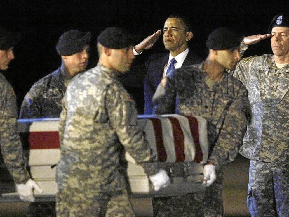 Obama, ante el paso del ataúd con los restos del sargento Griffin, ayer en la base de Dover.