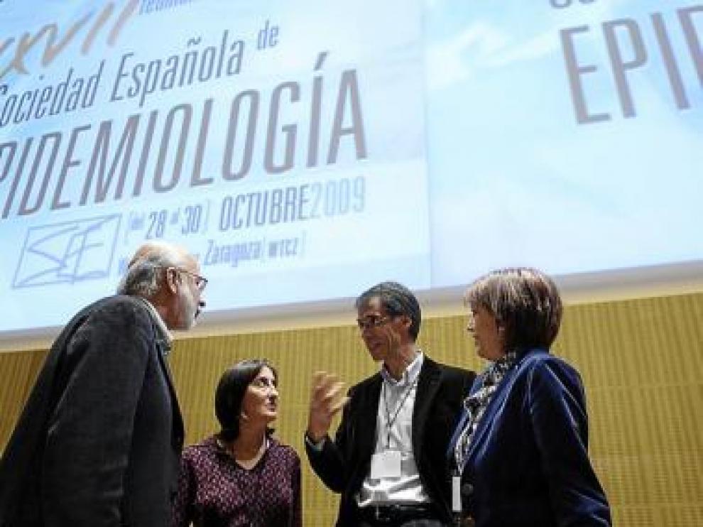Los ponentes conversan antes de la mesa redonda
