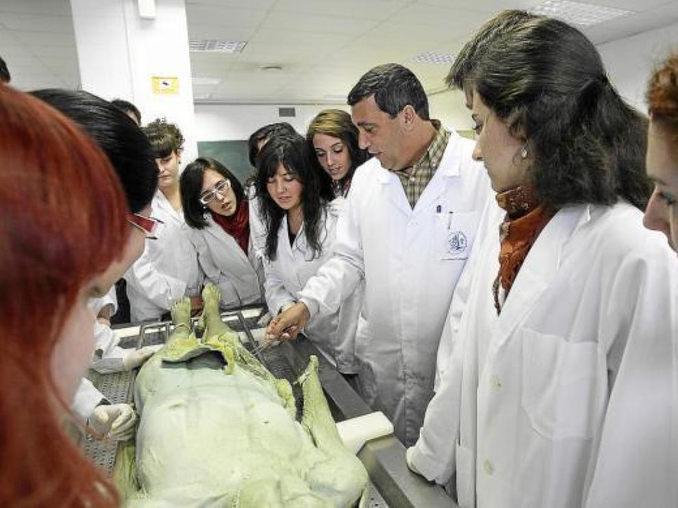 Un grupo de estudiantes y su profesor, ayer, durante una clase de Anatomía con un cadáver.