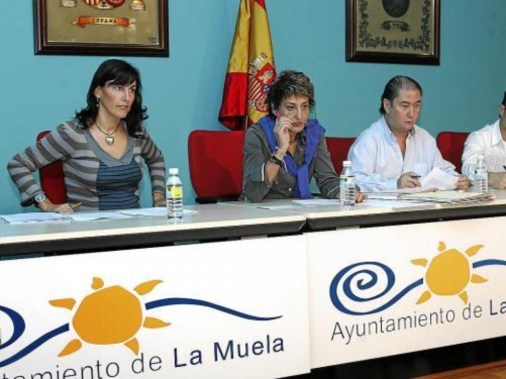 María Victoria Pinilla, rodeada de tres de sus concejales en un momento del pleno de ayer.