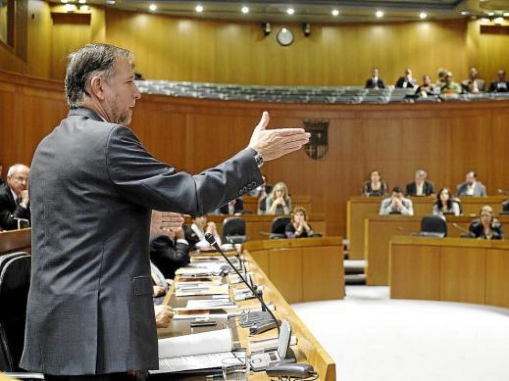 El presidente de Aragón, Marcelino Iglesias, durante el pleno de las Cortes celebrado ayer