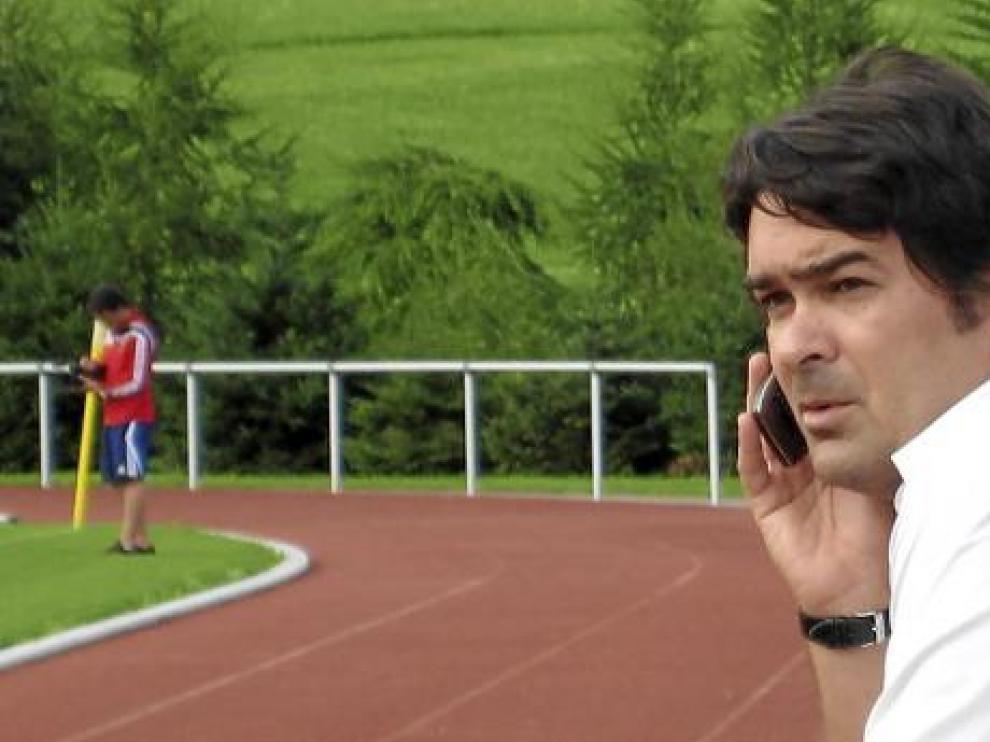 Gerhard Poschner habla por teléfono mientras observa uno de los entrenamientos del Real Zaragoza.
