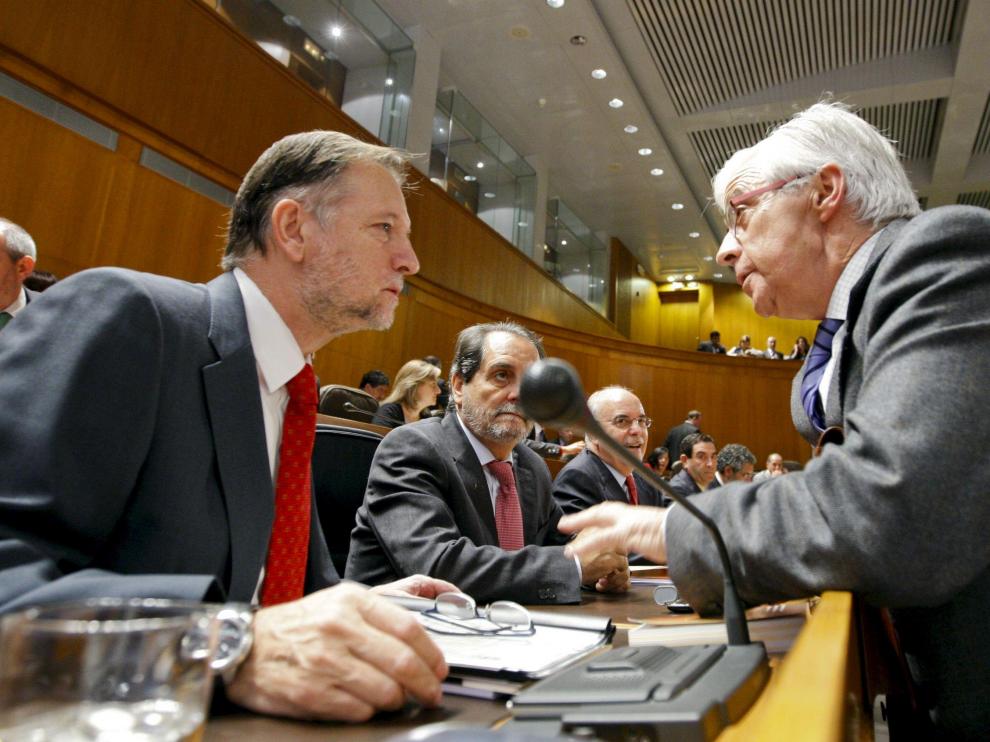 El presidente aragonés dialoga con el consejero de Agricultura, Golzalo Arguilé