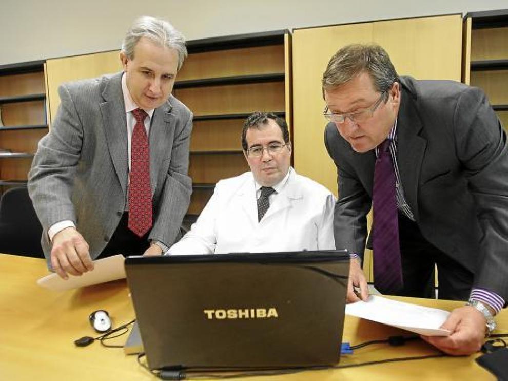 De izquierda a derecha, Jesús Obón (odontólogo) y los forenses Salvador Baena y Paulino Querol.