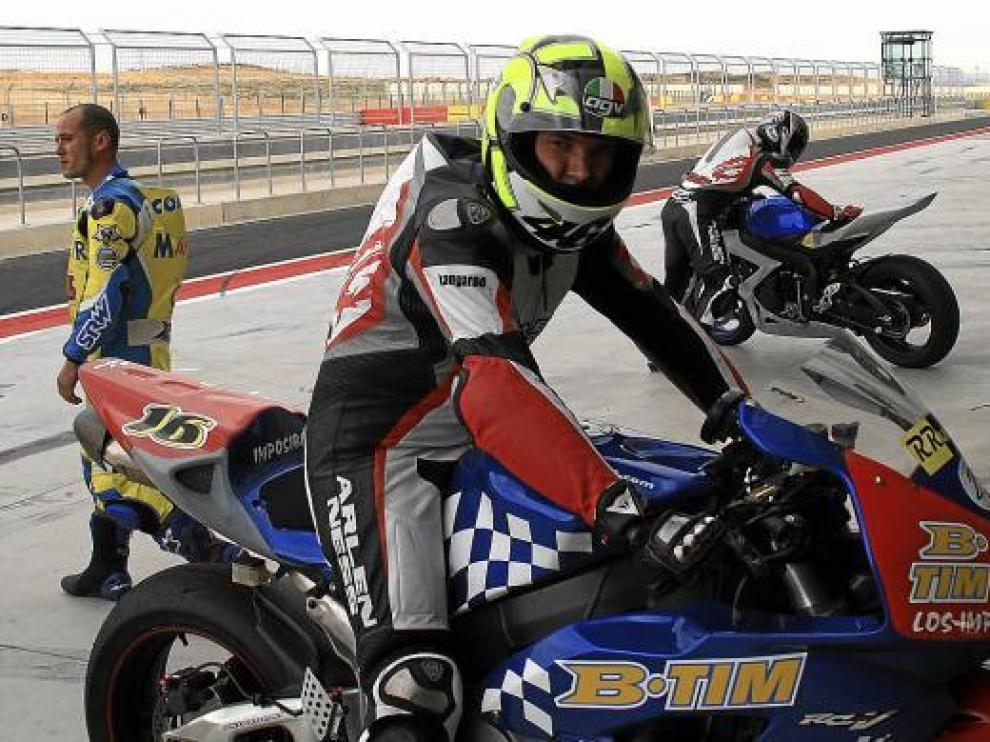 Uno de los motoristas que corrió ayer en el circuito de velocidad, antes de acceder a los boxes.