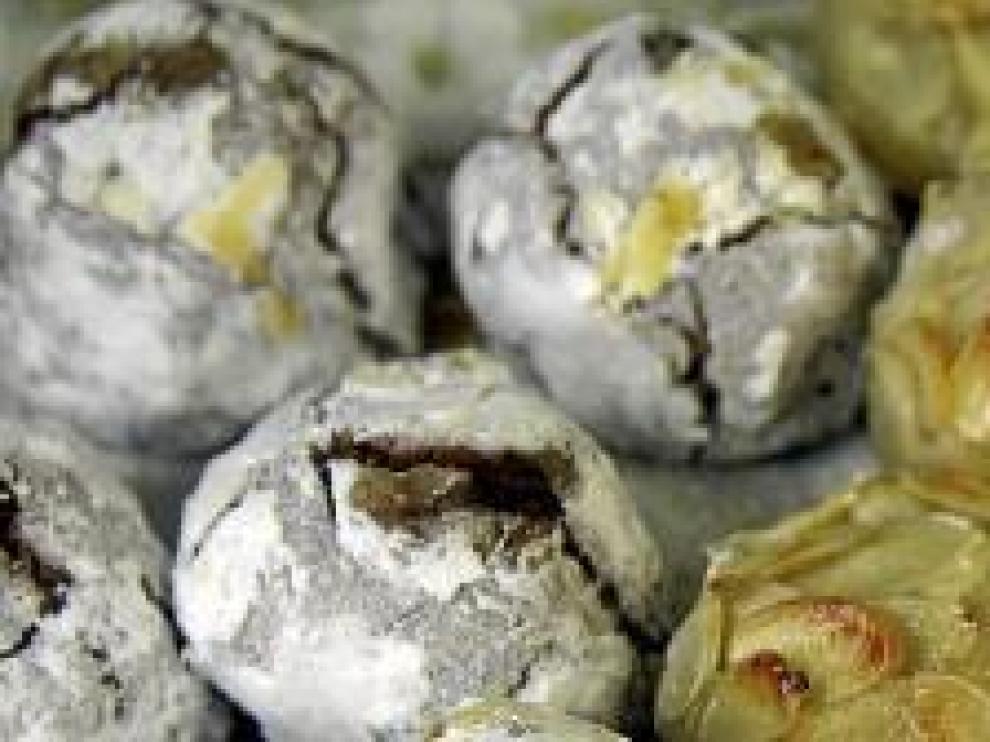 Panellets rellenos de diferentes sabores, de los que venden en la confitería Soconusco, de Zaragoza.