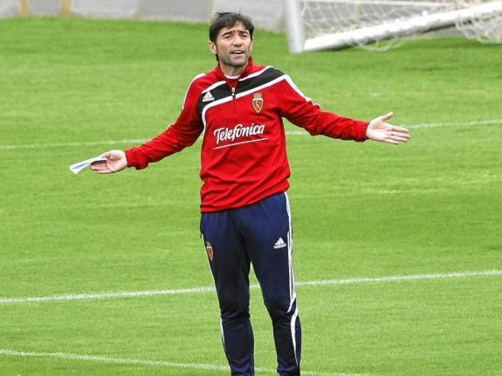 El entrenador del Real Zaragoza, Marcelino García, durante el ensayo de ayer por la mañana.