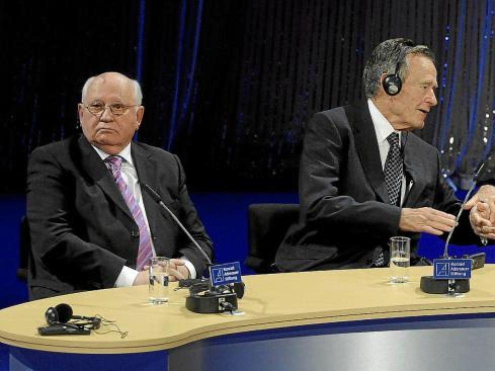 El ex presidente de la URSS, Mijail Gorbachov (izquierda), sentado junto George Bush padre (centro) y el ex canciller Helmut Kohl (derecha), ayer en Berlín.