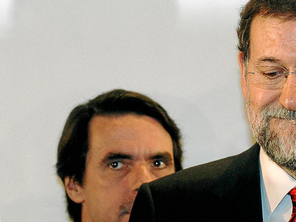 Mariano Rajoy y José María Aznar, durante una comparecencia ante los medios de comunicación en marzo de 2006.