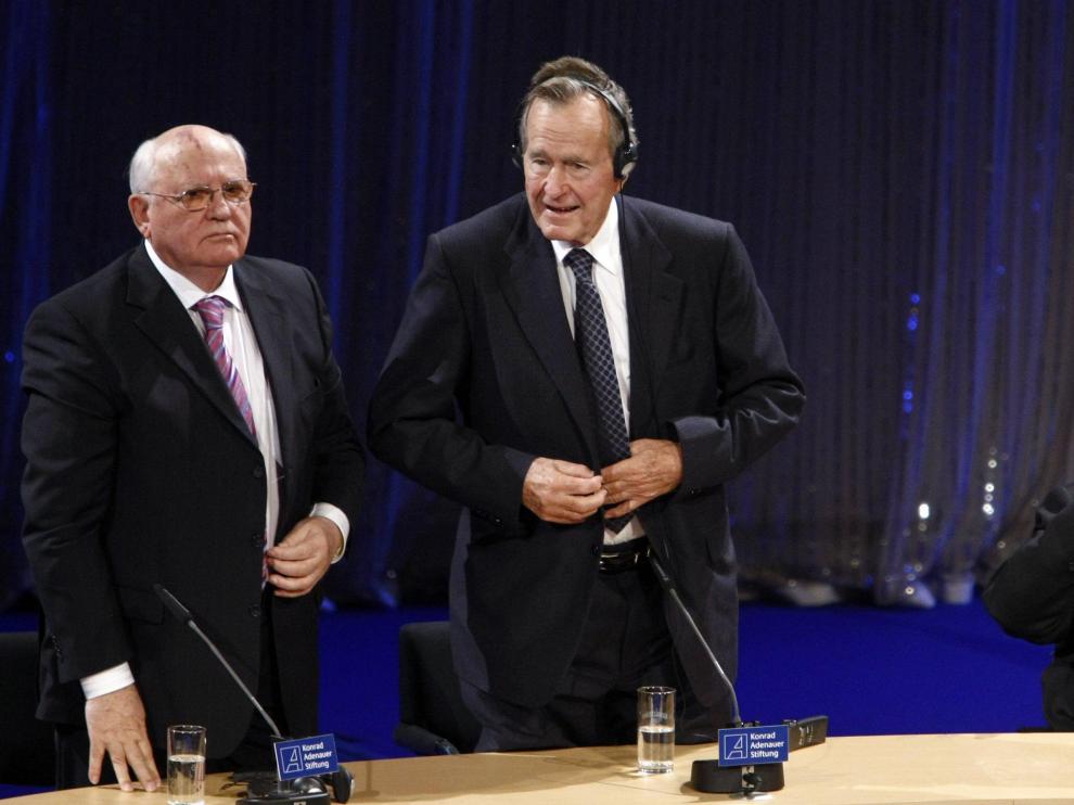 Gorbachov, Bush padre y Kohl, durante la ceremonia del 20º aniversario de la Caída del Muro de Berlín.