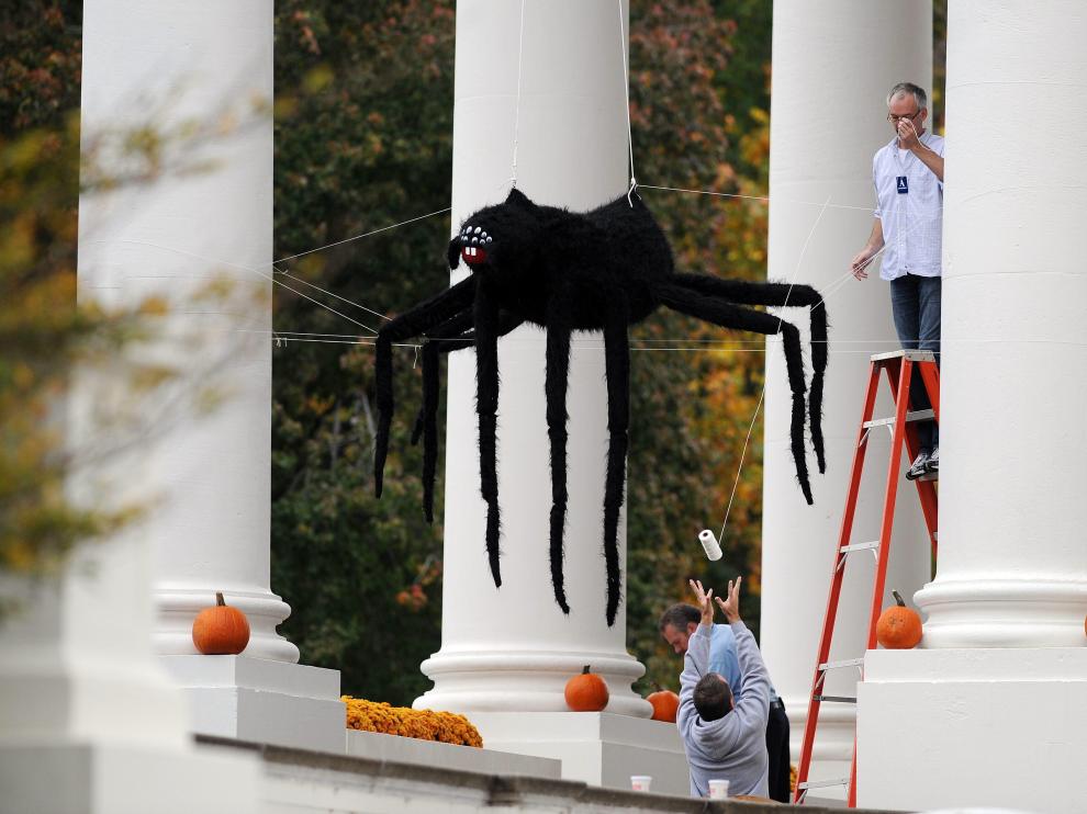 Varios operarios decoran la Casa Blanca para la noche de Halloween.