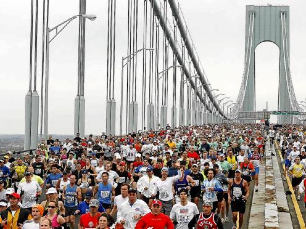 Miles de corredores atraviesan el puente Verrazano durante la prueba de maratón disputada ayer en Nueva York.