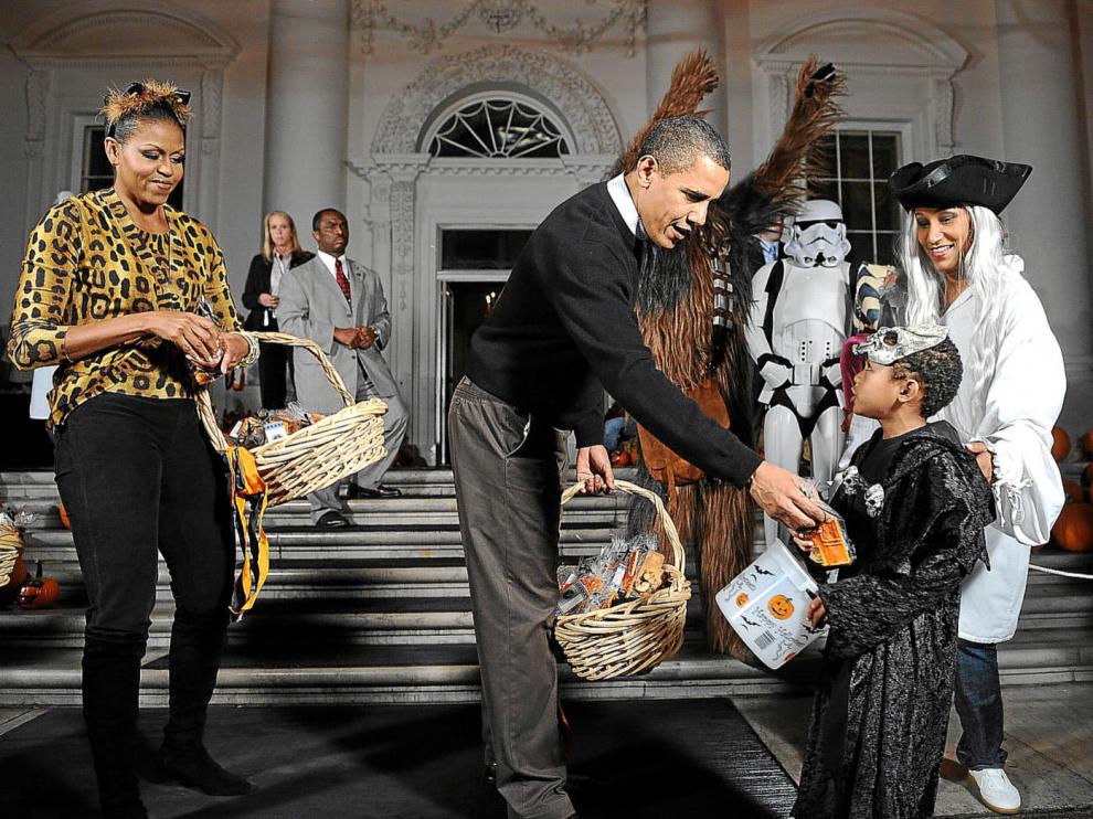 La familia Obama recibió a los niños por Halloween.