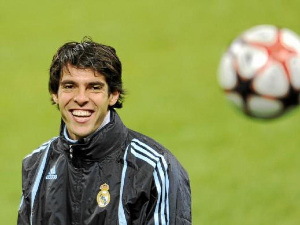 Kaká, sonriente ayer en el entrenamiento vespertino del Real Madrid en San Siro.