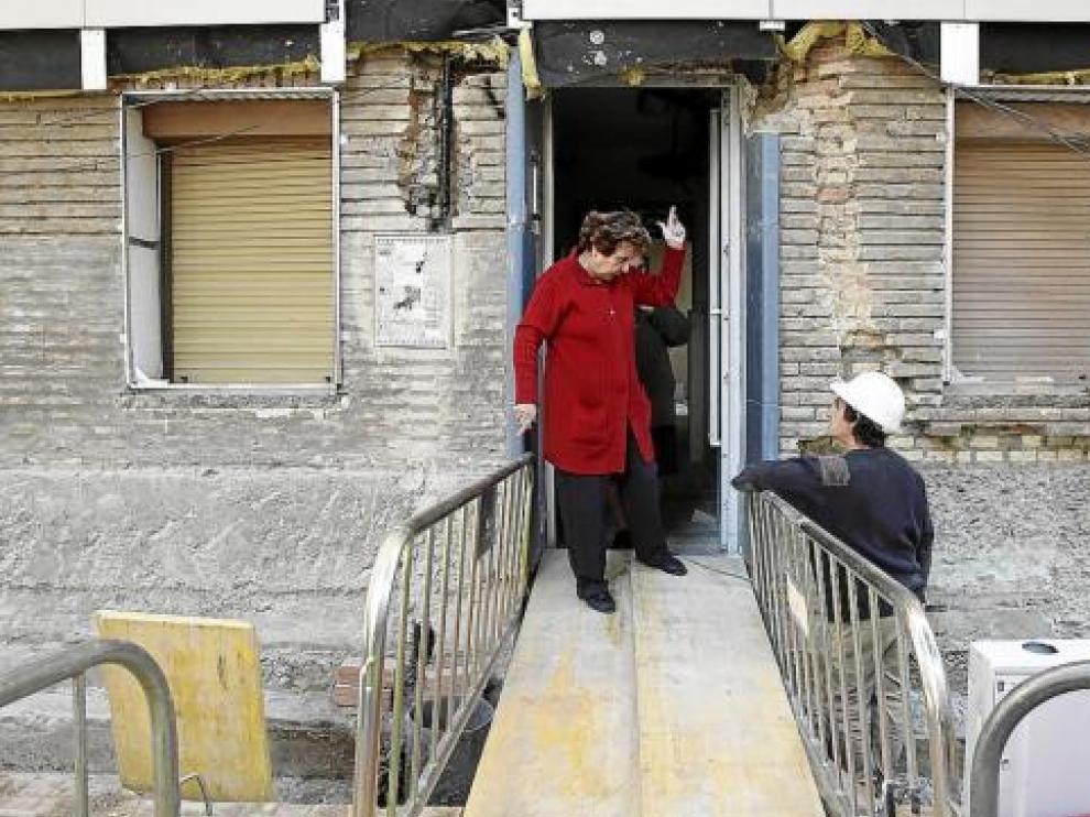 Francisca Goñi sale de su casa por una zona que aún está sin reformar.