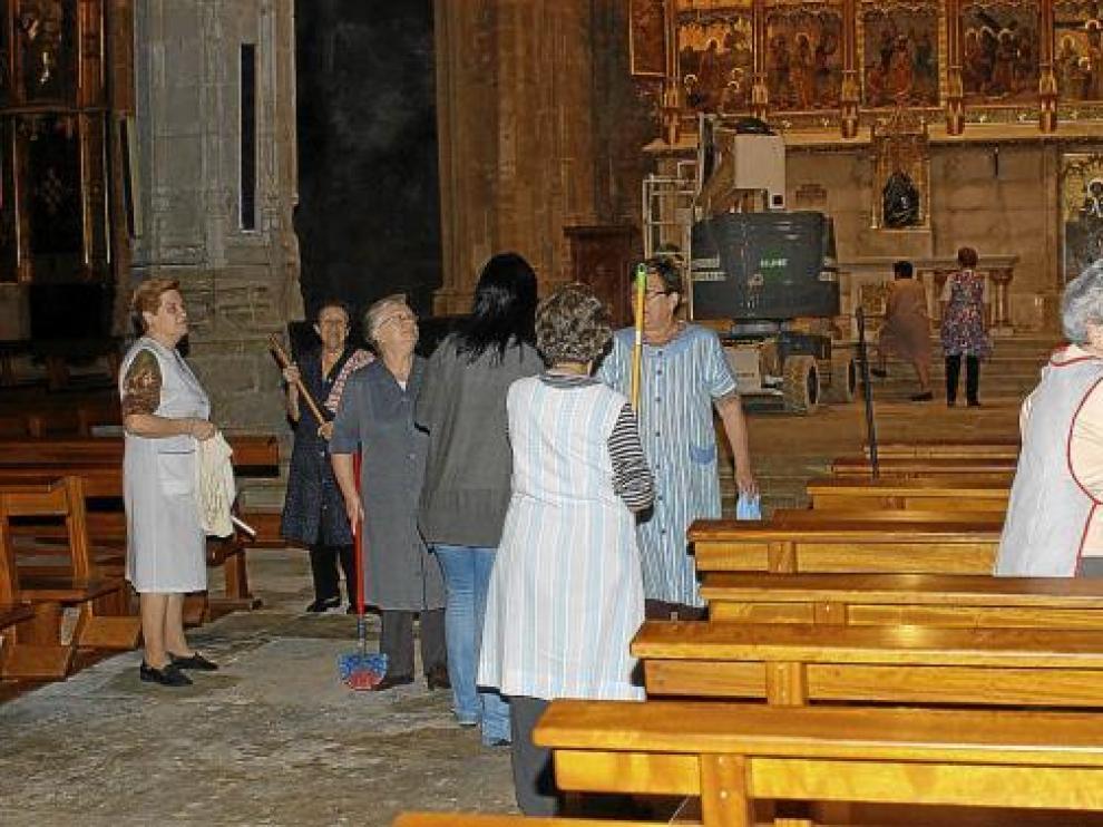 Un grupo de voluntarias trabajando en las labores de limpieza de la Colegiata de Caspe.