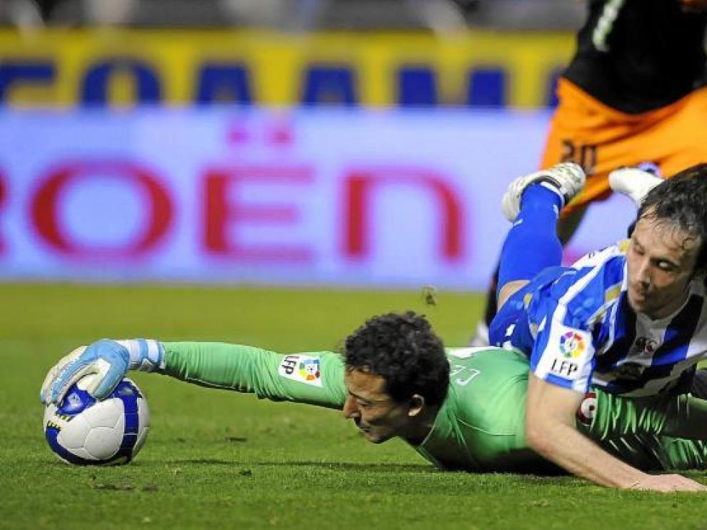 César Sánchez detiene el balón con una mano en uno de los partidos jugados por el Valencia fuera de Mestalla.