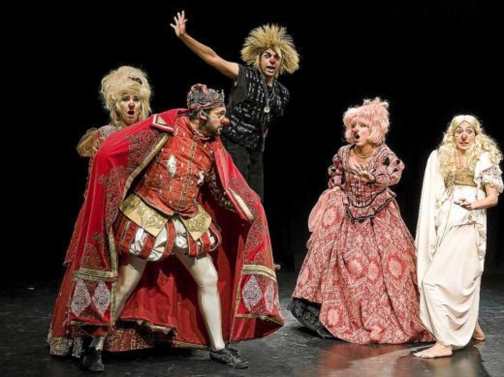 Los protagonistas de 'Jamlet', en un ensayo de la obra, que se estrena hoy, a las 20.00.