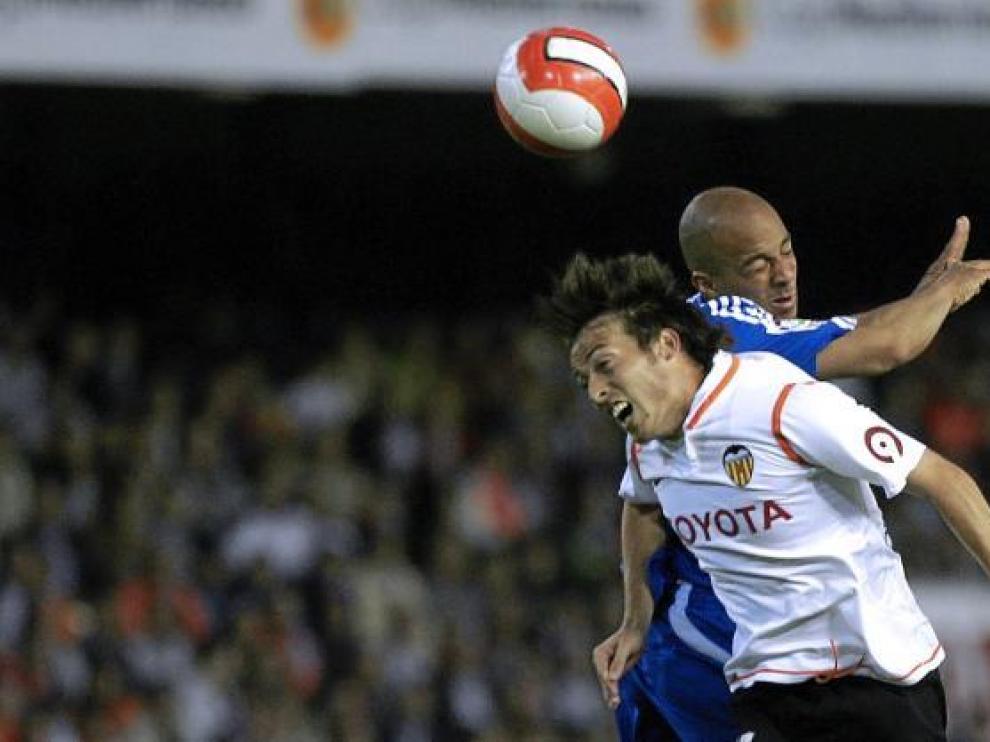 Luccin pugna con Silva por un balón aéreo en el último Valencia-Real Zaragoza. Los levantinos ganaron 1-0.