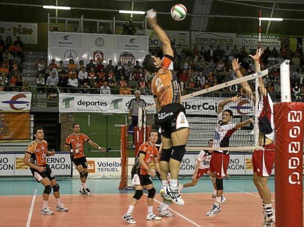 Rodríguez, jugador del CAI Teruel, intenta el remate en la red.
