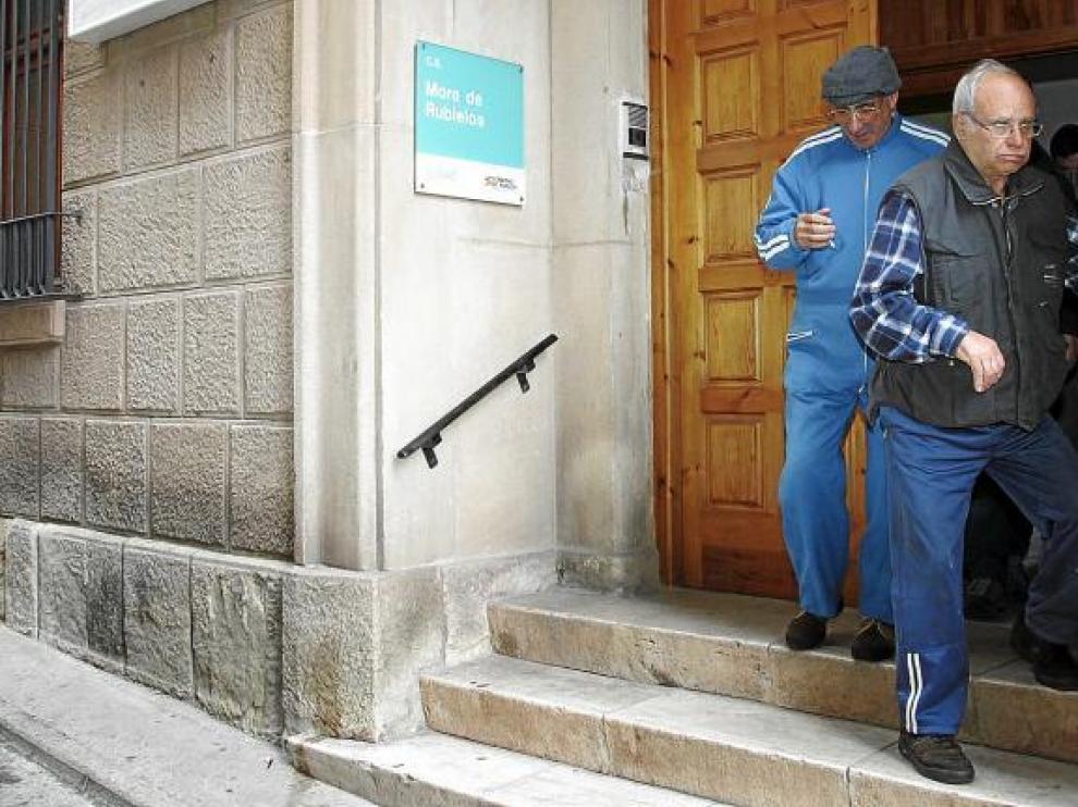 Juan Martínez -a la derecha-, con un amigo, al abandonar el centro de salud de Mora, donde confirmó su buen estado de salud.