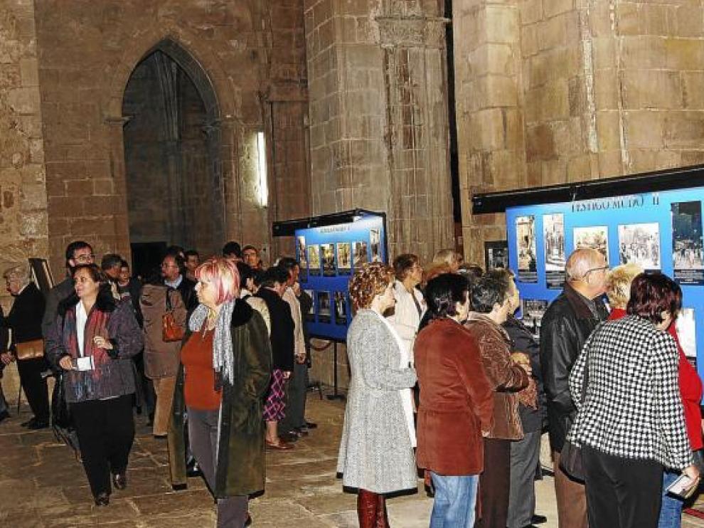Decenas de visitantes, ayer, en algunos de los paneles ubicados en una de las naves laterales.