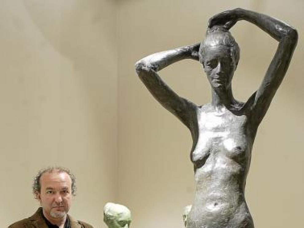 Alberto Gómez Ascaso, junto a su obra 'Instante'.