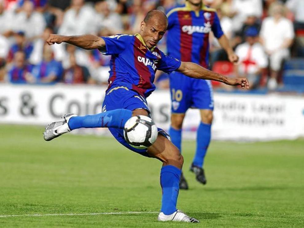 Mikel Rico realiza un lanzamiento en el partido que enfrentó al Huesca con Las Palmas.