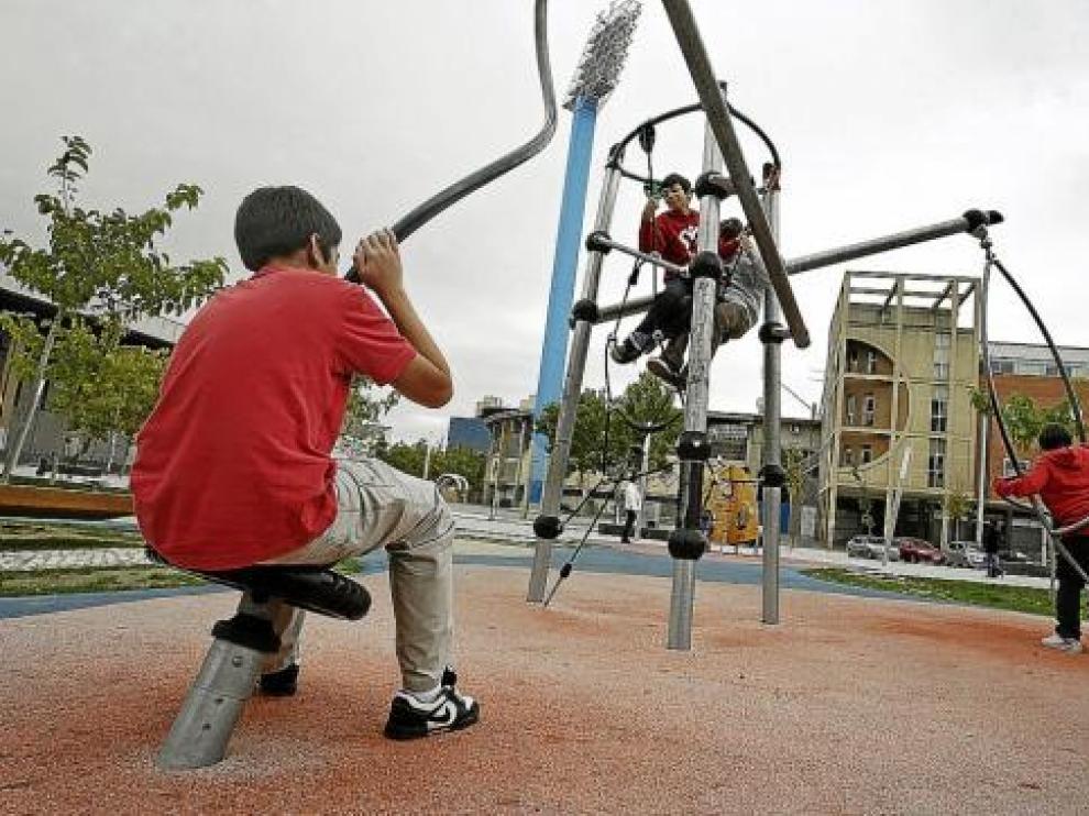 Varios niños juegan al mediodía en la zona infantil del parque de Eduardo Ibarra.