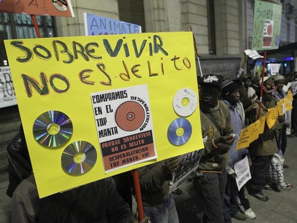 Un momento de la protesta de ayer en la plaza de España.