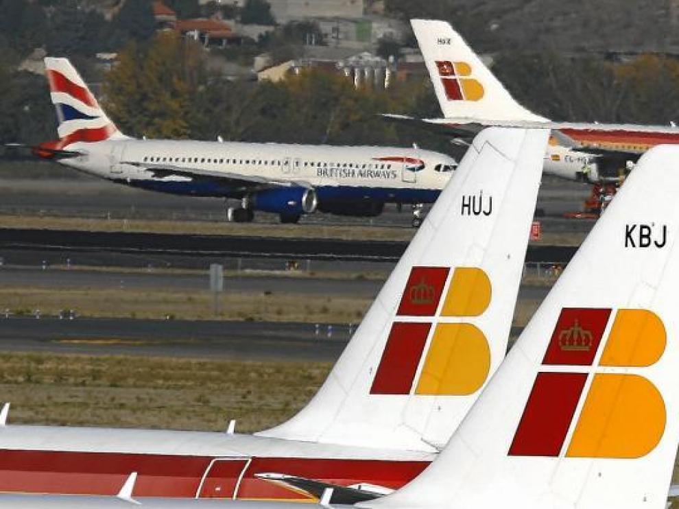 Aviones de Iberia y de British Airways en el aeropuerto de Barajas.