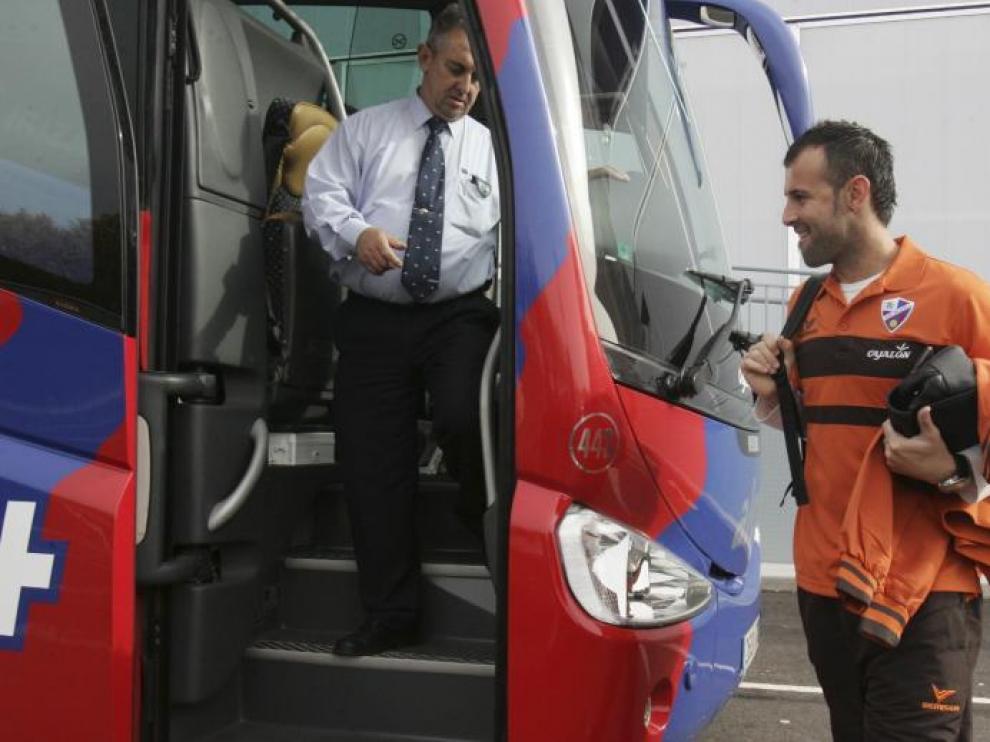 Toni Doblas se dispone a subir al autocar del Huesca. Destino, Huelva.