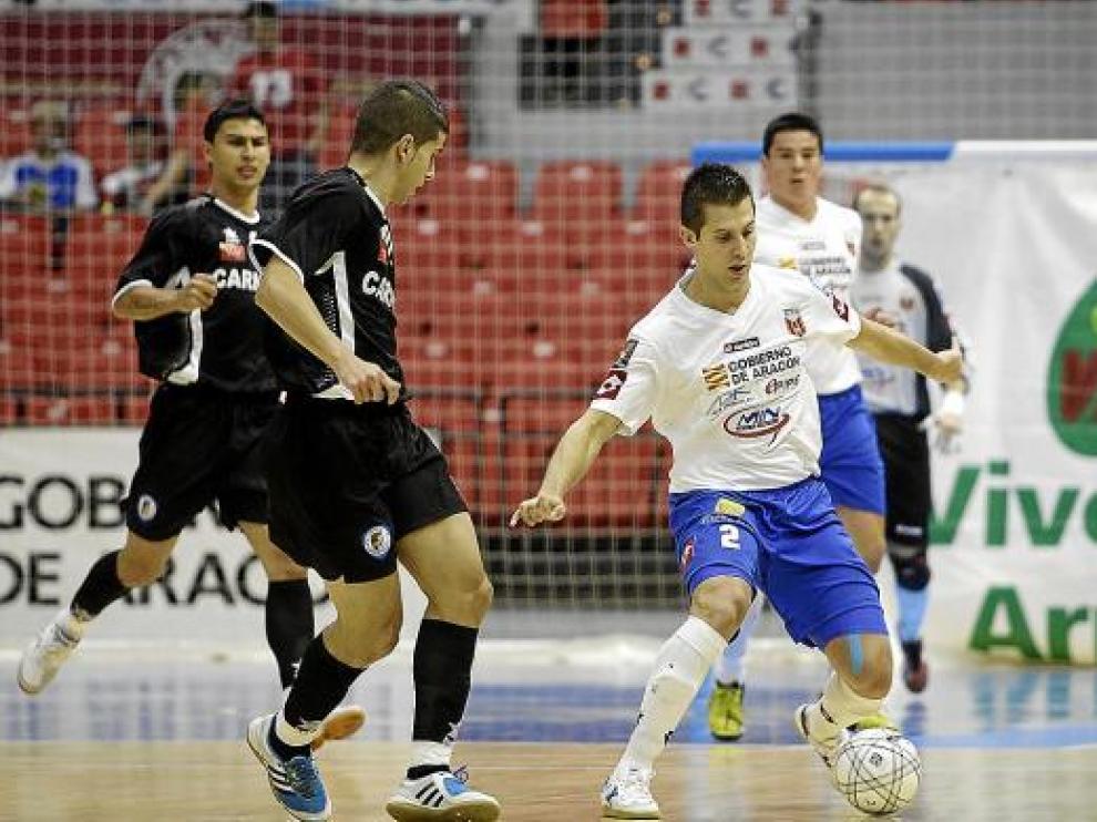 Rodrigo controla el balón en una imagen de esta temporada frente al Marfil Santa Coloma.