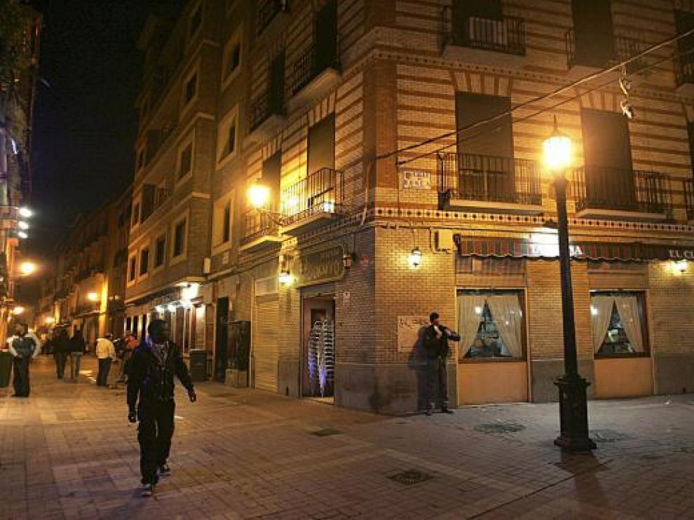La calle de Heroísmo, de noche, tras la recogida de sillas y mesas de las terrazas.