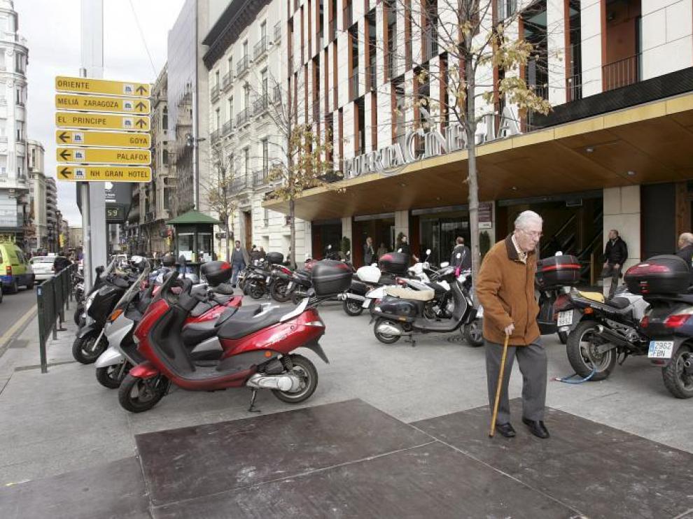 Con la prohibición de aparcar motos en todo paseo de la Indepencia, los vehículos estacionados se acumulan en Puerta Cinegia.